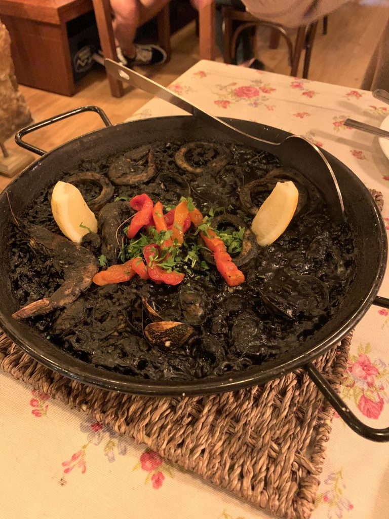 Schwarze Paella